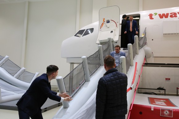 영국 런던 재보험사 관계자들이 비상탈출 실습실에서 체험하고 있다. ⓒ 티웨이항공