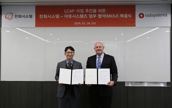 한화시스템과 아웃시스템즈가 LCAP 사업 추진을 위한 업무협약(MOU)을 체결했다. ⓒ 한화시스템