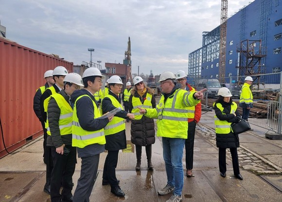 한화오션 특수선 해외사업단 일행이 폴란드 국영 방산기업 PGZ의 조선소를 방문해 현지 호위함 건조 현장을 둘러보고 있는 모습. ⓒ 한화오션