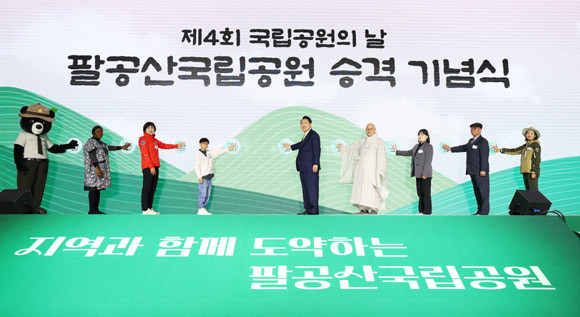 윤 대통령은 "불교문화 유산들이 팔공산 국립공원의 가치를 더욱 높일 수 있도록 주변 환경 개선에 힘쓰겠다"고 말했다. ⓒ 연합뉴스