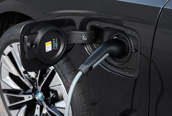 뉴 530e는 1회 충전으로 최대 73㎞(환경부 인증 기준)를 주행할 수 있다. ⓒ BMW 코리아