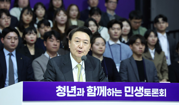 윤 대통령은 '청년의 힘으로 도약하는 대한민국'을 주제로 개최된 17번째 민생토론회에서 청년들을 위한 다양한 지원을 약속했다. ⓒ 연합뉴스