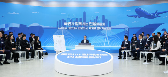 윤 대통령은 "인천시민과 함께 인천의 바다, 하늘, 땅 모두를 확실히 바꿔놓겠다"고 말했다. ⓒ 연합뉴스