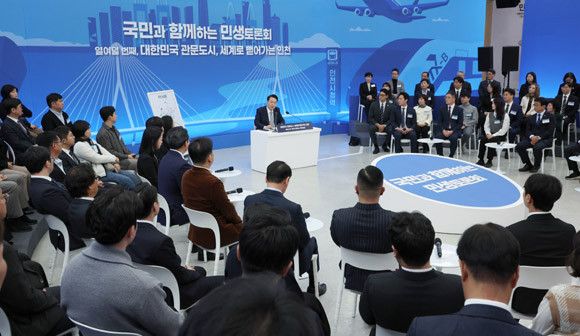 이날 토론에서는 참석자들이 △항공산업 혁신을 위한 민생경제 활력 UP △항만·물류 경쟁력 강화를 통한 국민 편의 획기적 개선 △인천 원도심 대개조, '제물포 르네상스' 본격 확대 추진 △'하늘길·바닷길에 철길까지, 세계로 通하는 인천'이라는 4가지 주제로 다양한 의견을 나눴다. ⓒ 연합뉴스
