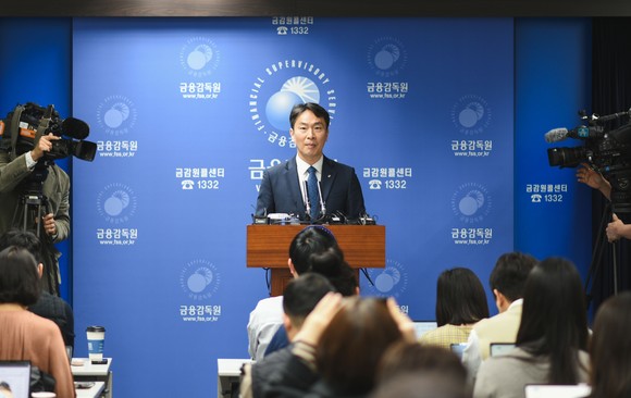 이복현 금융감독원장이 홍콩 H지수 ELS 분쟁조정기준안에 대해 설명하고 있다. = 장민태 기자