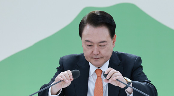윤 대통령은 "오늘도 '민생을 행복하게, 강원의 힘' 주제에 맞게 강원 도민이 원하는 것이 무엇인지 현장 목소리 정확하게 듣고 어떻게 신속하게 해결하고 강원도민 삶을 빠르게 변화 시킬지 함께 논의하며 지혜를 모으는 자리가 되길 바란다"고 말했다. ⓒ 연합뉴스