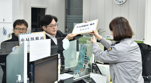 김병수 김포시장과 유세연 김포시청 공무원노동조합위원장이 지난 13일 김포경찰서를 찾아 공무원 사망과 관련, 수사 의뢰서를 제출했다. ⓒ 김포시