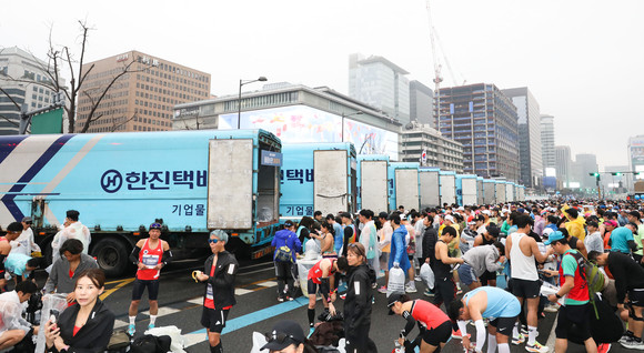 한진은 공식 물류사로 참여해 참가자들의 옷가지와 장비 등 개인 물품을 운송하며 참가자들의 편의를 도왔다. ⓒ 한진