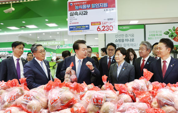 윤 대통령은 "물가는 국민의 첫 번째 관심사이자 정책성과 체감의 가장 기본이다"고 강조했다. ⓒ 연합뉴스