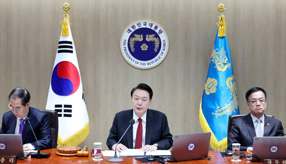 윤 대통령은 "단계적 접근이나 증원 연기로는 국민의 생명을 살리고 지역과 필수의료의 붕괴를 막는 의료개혁을 결코 완수할 수 없다"고 말했다. ⓒ 연합뉴스