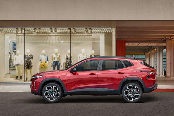 트랙스 크로스오버는 넓은 휠베이스와 짧은 오버행, 근육질의 바디라인 등 프리미엄 모델에서나 볼 법한 디자인 요소를 모두 갖추고 있다. ⓒ 한국GM