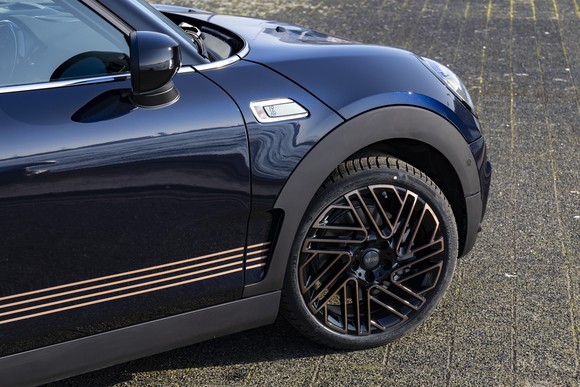 클래식 MINI 클럽맨의 휠에서 영감을 얻어 디자인한 18인치 파이널 에디션 전용 휠. ⓒ MINI 코리아