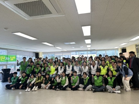 그린닥터스와 온종합병원 의료봉사단이 단체 기념사진 촬영을 하고 있다. ⓒ그린닥터스