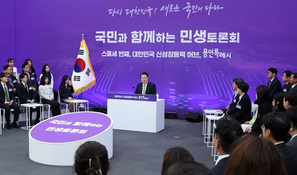 윤 대통령은 "중앙정부가 아무리 좋은 정책을 마련하더라도 시민이 처음 만나는 정부 기관인 기초자치단체에서 일자리·주택·보건·복지 등 공공서비스들이 제대로 펼쳐지지 못하면 시민이 혜택을 누릴 수 없다"고 강조했다. ⓒ 연합뉴스