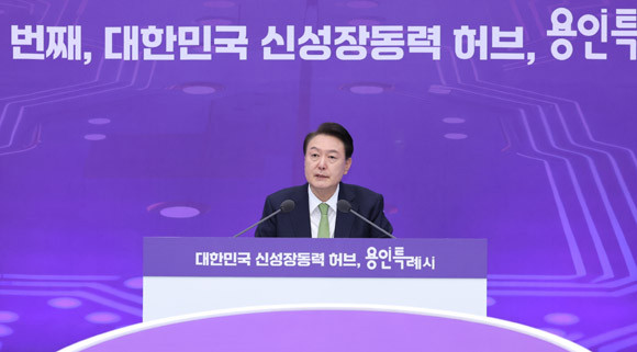 윤 대통령은 "민생토론회가 지금까지와는 달리 기초자치단체에서 열리는 것은 보다 국민 곁으로 더 가까이 다가가 지역 현안과 민생을 챙기겠다는 정부의 의지"라고 밝혔다. ⓒ 연합뉴스