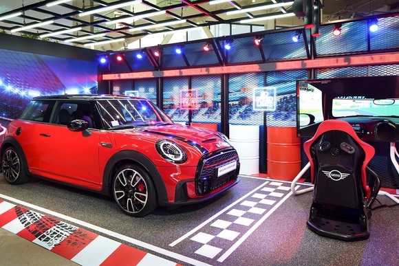 각 전시 모델에 맞춰 다채로운 콘셉트로 구성된 MINI 포토존과 스탬프 투어 이벤트, MINI 레이싱 시뮬레이션 게임 존 등 관람객을 위한 풍성한 즐길 거리도 마련했다. ⓒ MINI 코리아