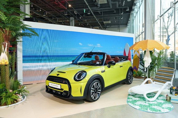 이번 전시는 MINI 특유의 아이코닉한 디자인과 독보적인 헤리티지, 유쾌한 감성을 경험할 수 있는 공간으로 꾸며졌다. ⓒ MINI 코리아