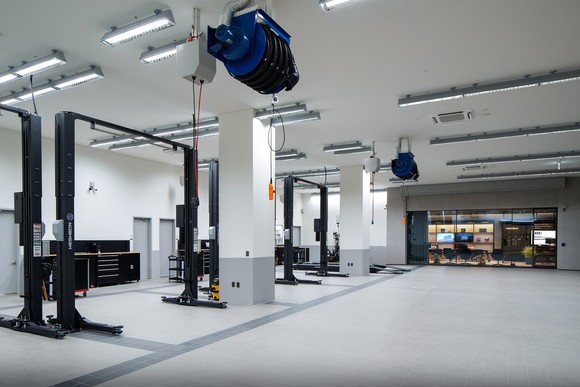 아우디 김포공항 서비스센터는 총 5개의 워크베이를 갖추고 있어 일일 최대 30대의 정비가 가능하다. ⓒ 아우디 코리아