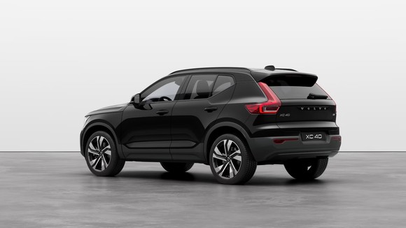 XC40 다크 에디션은 최상위 얼티메이트 다크 트림을 기반으로 기존 모델과 차별화되는 블랙 디자인 디테일이 적용됐다. ⓒ 볼보자동차코리아