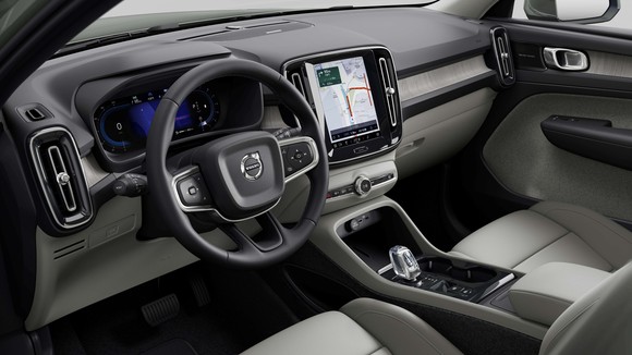 실내는 천연나무의 질감이 살아있는 드리프트 우드(Drift Wood)와 스웨덴 오레포스(Orrefors) 크리스탈 기어노브가 적용돼 고급스러움을 더했다. ⓒ 볼보자동차코리아