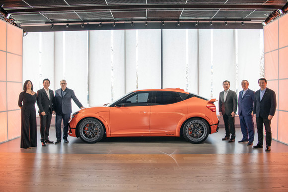 장재훈 현대차 사장을 비롯한 관계자들이 GV60 마그마 콘셉트 앞에서 사진촬영을 하고 있다. ⓒ 제네시스 브랜드