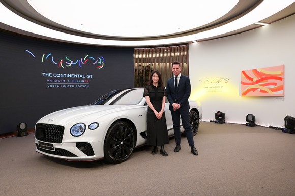 크리스티안 슐릭 벤틀리모터스코리아 총괄상무(오른쪽) 및 하태임 작가. ⓒ 벤틀리모터스코리아