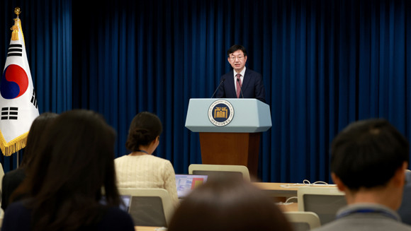 성태윤 대통령실 정책실장이 27일 내년 예산안 편성 관련 브리핑을 하고 있다. ⓒ 연합뉴스