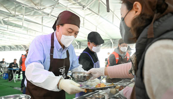 대통령은 당선인 시절인 2022년 3월 이곳에서 배식 봉사를 하면서 취임 후 다시 오겠다고 약속한 바 있으며, 취임 후 같은 해 9월 이곳을 방문한 데 이어 오늘 세 번째로 방문하며 꾸준한 봉사활동을 이어오고 있다. ⓒ 연합뉴스