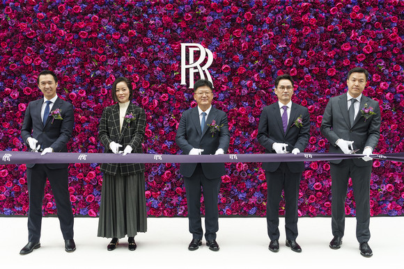 롤스로이스모터카 서울 청담 쇼룸을 리뉴얼 오픈 행사에서 테이프 커팅을 하고 있다. ⓒ 롤스로이스모터카