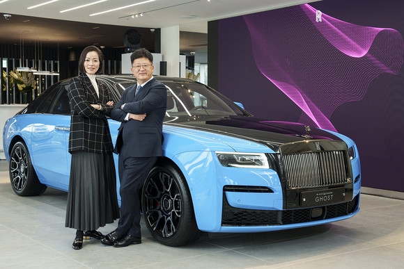 왼쪽부터 아이린 니케인(Irene Nikkein) 롤스로이스모터카 아시아태평양 지역 총괄, 롤스로이스모터카 서울 전철원 대표가 롤스로이스 블랙 배지 고스트 청담 에디션 갈릴레오 블루 모델 앞에서 포즈를 취하고 있다. ⓒ 롤스로이스모터카