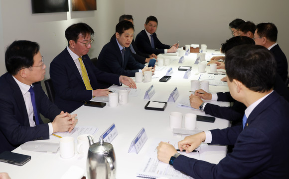 김주현 금융위원장이 1일 은행장들에게 부수·겸영업무 규제개선을 약속했다. ⓒ 금융위원회