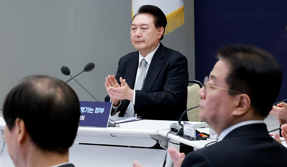 생중계로 진행된 이날 민생토론회 후속조치는 지난 1월부터 24번 개최된 민생토론회 성과를 점검하기 위해 열렸다. ⓒ 연합뉴스