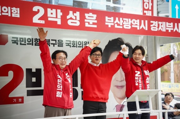 부산에서 한동훈 비대위원장이 국민의힘 서병수 후보와 박성훈 후보 지웡 유세를 하고 있다.ⓒ서병수 후보캠프