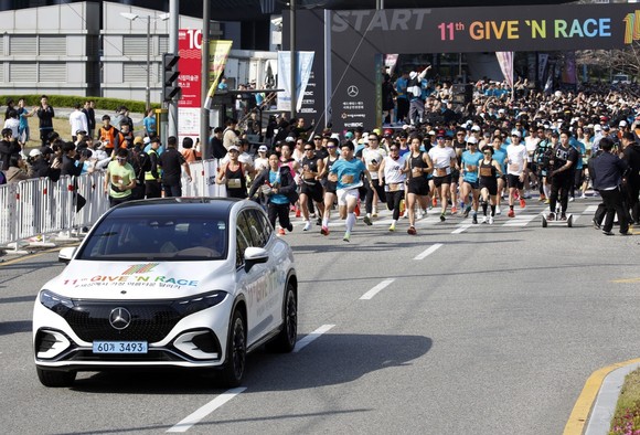 올해로 11회째를 맞이한 기브앤 레이스는 국내 취약계층 아동 및 청소년들을 지원하기 위한 목적으로 기부와 달리기를 결합해 2017년부터 진행돼왔다. ⓒ 메르세데스-벤츠 코리아