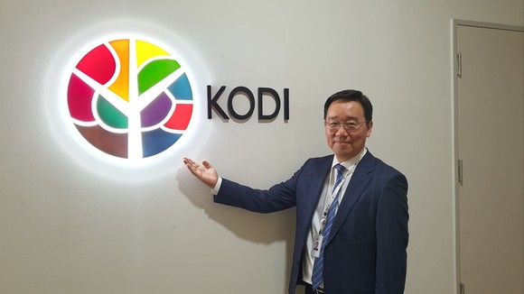 정철 코디 대표가 자사 CI 앞에서 포즈를 취하고 있는 모습. = 박기훈 기자