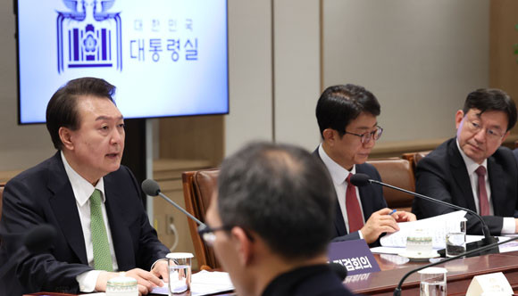 윤 대통령은 이날 토론에서 주택시장, 세제·금융, 도시정비 등 주택 관련 분야 전문가들, 관계부처 장관들과 함께 다양한 의견을 나눴다. ⓒ 연합뉴스