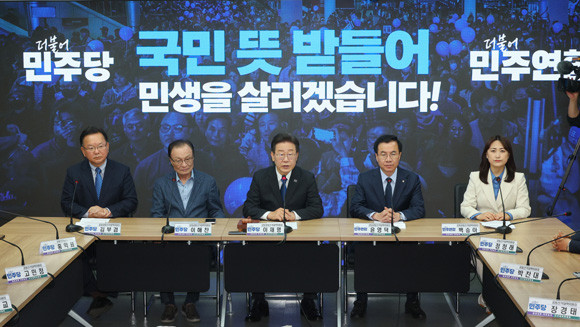 민주당은 지난 20대와 21대에 이어 이번 총선에서도 승리하며 3연승을 달성했다. ⓒ 연합뉴스