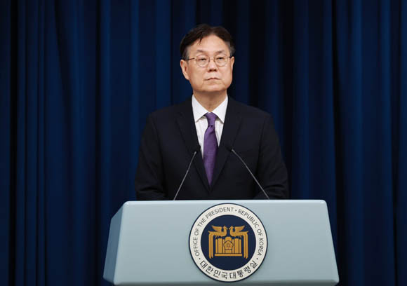 이관섭 비서실장에 4.10 총선 결과에 대한 윤석열 대통령의 메시지를 전하고 있다. ⓒ 연합뉴스