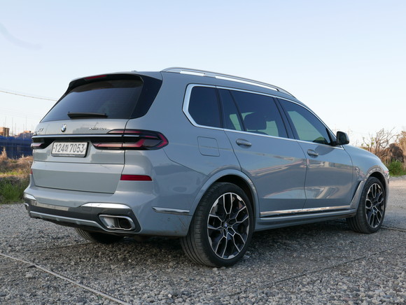 후면부는 정교한 글래스 커버로 덮인 우아한 크롬 바가 좌우 리어라이트를 연결해 고급스러운 감각을 증폭시켰다. = 노병우 기자