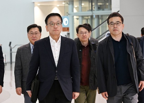 최상목 부총리(왼쪽)가 16일 한·미·일 재무장관 회의에 참석하기 위해 출국하고 있다. ⓒ 기획재정부