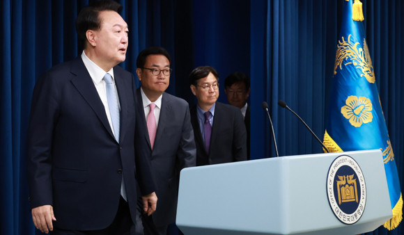 윤석열 대통령이 22일 용산 대통령실 1층 브리핑룸에서 정진석 신임 비서실장을 직접 소개하고 있다. ⓒ 연합뉴스