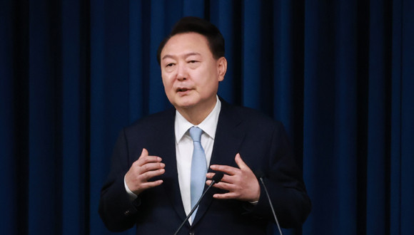 윤 대통령이 정진석 신임 비서실장을 직접 소개한 후 기자들의 질문에 답하고 있다. ⓒ 연합뉴스