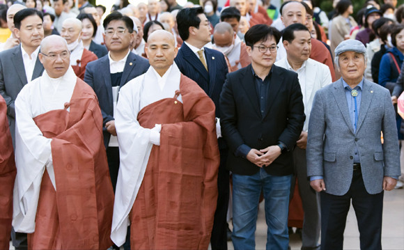 김포시불교연합회가 지난 21일 김포아트빌리지 한옥마을에서 다문화가족 및 김포시민과 함께 하는 연등회를 개최했다. ⓒ 김포시
