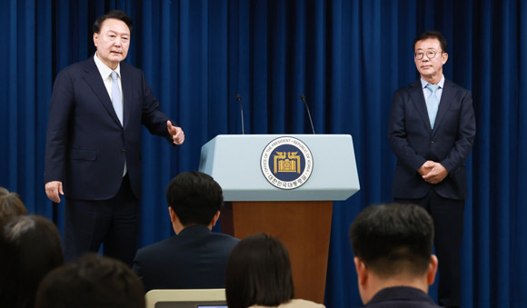 윤 대통령은 22일 오전 신임 비서실장을 직접 발표한 데 이어 이날 오후 신임 정무수석을 생중계로 또 다시 발표했다. ⓒ 연합뉴스