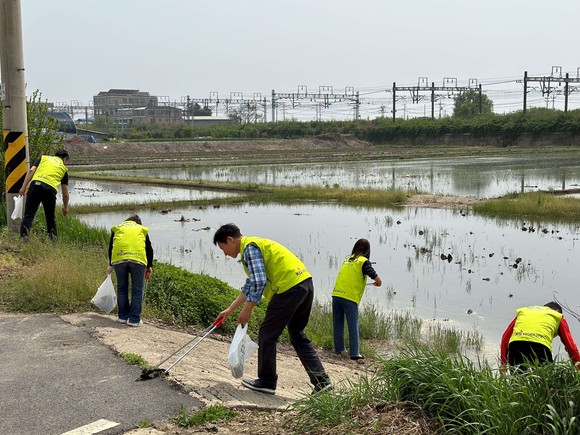 안성천 주변에 버려진 쓰레기를 수거하며 환경을 정비하고 있다. ⓒ KG 모빌리티