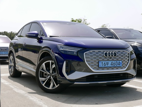 차량 전면부의 수직 스트럿이 들어간 8각형 싱글프레임 전면 그릴은 널찍한 디자인으로 순수 전기 모델의 디자인 특징을 잘 보여준다. = 노병우 기자