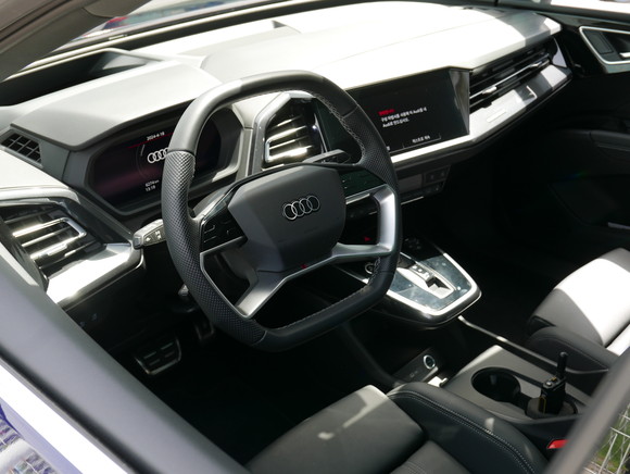 실내는 물리적 버튼이 많지 않아 상당히 심플하다. = 노병우 기자