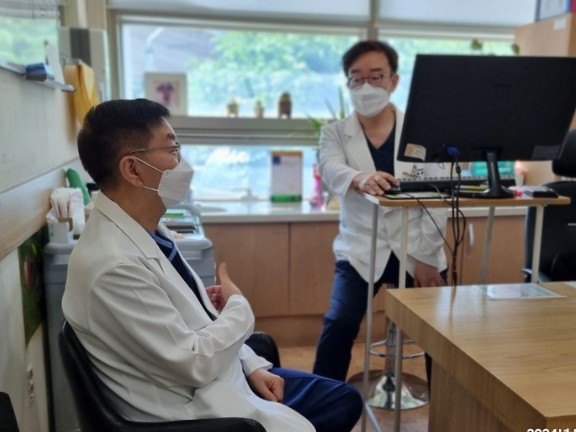 부산온종합병원 의사 한봉주 과장이 같이 근무 중이 동료 의사 최필조 폐암 센터장에게 자신의 증상에 대해 설명하고 있다. ⓒ 온종합병원