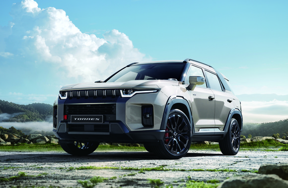 새로운 인테리어와 최신 편의사양 등을 적용한 '더 뉴 토레스'. ⓒ KG 모빌리티