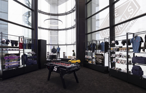 르노 성수에 전시된 르노 브랜드의 다양한 '디 오리지널(The Original)' 상품들. ⓒ 르노코리아